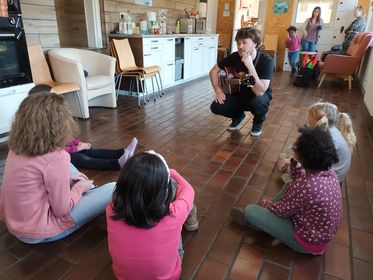Des enfants du foyer assis en cercle