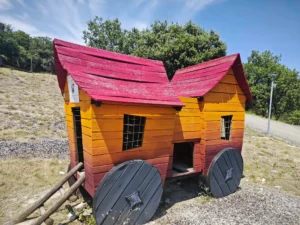 Photo d'une structure en bois colorée